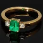Außergewöhnlicher Ring für Damen aus hochwertigem Gold (18K 750 Gelbgold) besetzt mit 2 funkelnden Diamanten (ca. 0,1 ct. gesamt) und einem leuchtend tannengrünen Smaragd (ca. 0,76 ct.) - Ringgröße ca. 55 - Handarbeit