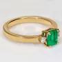 Außergewöhnlicher Ring für Damen aus hochwertigem Gold (18K 750 Gelbgold) besetzt mit 2 funkelnden Diamanten (ca. 0,1 ct. gesamt) und einem leuchtend tannengrünen Smaragd (ca. 0,76 ct.) - Ringgröße ca. 55 - Handarbeit
