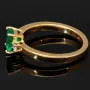 Außergewöhnlicher Ring für Damen aus hochwertigem Gold (18K 750 Gelbgold) besetzt mit 2 funkelnden Diamanten (ca. 0,1 ct. gesamt) und einem leuchtend tannengrünen Smaragd (ca. 0,76 ct.) - Ringgröße ca. 55 - Handarbeit