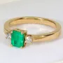 Außergewöhnlicher Ring für Damen aus hochwertigem Gold (18K 750 Gelbgold) besetzt mit 2 funkelnden Diamanten (ca. 0,1 ct. gesamt) und einem leuchtend tannengrünen Smaragd (ca. 0,76 ct.) - Ringgröße ca. 55 - Handarbeit