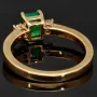 Außergewöhnlicher Ring für Damen aus hochwertigem Gold (18K 750 Gelbgold) besetzt mit 2 funkelnden Diamanten (ca. 0,1 ct. gesamt) und einem leuchtend tannengrünen Smaragd (ca. 0,76 ct.) - Ringgröße ca. 55 - Handarbeit