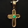 Handgefertigter Kreuz-Anhänger mit eingefassten, leuchtend grünen Smaragd im Rundschliff (ca. 0,2 ct.) aus hochwertigem Gold (750 18K Gelbgold)