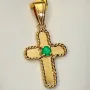 Handgefertigter Kreuz-Anhänger mit eingefassten, leuchtend grünen Smaragd im Rundschliff (ca. 0,2 ct.) aus hochwertigem Gold (750 18K Gelbgold)