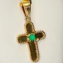 Handgefertigter Kreuz-Anhänger mit eingefassten, leuchtend grünen Smaragd im Rundschliff (ca. 0,2 ct.) aus hochwertigem Gold (750 18K Gelbgold)