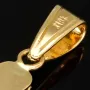 Handgefertigter Kreuz-Anhänger mit eingefassten, leuchtend grünen Smaragd im Rundschliff (ca. 0,2 ct.) aus hochwertigem Gold (750 18K Gelbgold)