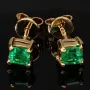 Exquisite, handgefertigte Ohrstecker aus 750er (18 Karat) Gelbgold, besetzt mit zwei leuchtend tannengrünen Smaragden aus Kolumbien