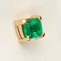 Exquisite, handgefertigte Ohrstecker aus 750er (18 Karat) Gelbgold, besetzt mit zwei leuchtend tannengrünen Smaragden aus Kolumbien