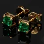 Exquisite, handgefertigte Ohrstecker aus 750er (18 Karat) Gelbgold, besetzt mit zwei leuchtend tannengrünen Smaragden aus Kolumbien