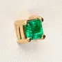 Exquisite, handgefertigte Ohrstecker aus 750er (18 Karat) Gelbgold, besetzt mit zwei leuchtend tannengrünen Smaragden aus Kolumbien