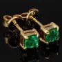 Exquisite, handgefertigte Ohrstecker aus 750er (18 Karat) Gelbgold, besetzt mit zwei leuchtend tannengrünen Smaragden aus Kolumbien