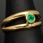 Exklusiver Ring mit einem kolumbianischen, leuchtend grünen Smaragd im Rundschliff ca. 0,23 ct. in hochwertigem 18K / 750 Gelbgold gefasst - Handgearbeitet