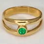 Exklusiver Ring mit einem kolumbianischen, leuchtend grünen Smaragd im Rundschliff ca. 0,23 ct. in hochwertigem 18K / 750 Gelbgold gefasst - Handgearbeitet