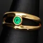 Exklusiver Ring mit einem kolumbianischen, leuchtend grünen Smaragd im Rundschliff ca. 0,23 ct. in hochwertigem 18K / 750 Gelbgold gefasst - Handgearbeitet