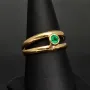 Exklusiver Ring mit einem kolumbianischen, leuchtend grünen Smaragd im Rundschliff ca. 0,23 ct. in hochwertigem 18K / 750 Gelbgold gefasst - Handgearbeitet