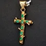 Aufwendig in Handarbeit hergestellter Anhänger - Kreuz in rustikalem Ast-Design mit 7 funkelnden, leuchtenden, Smaragden (ca. 0,9 ct. gesamt) in stilvollen Krappenfassungen (750er 18K Gold)