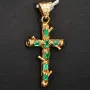 Aufwendig in Handarbeit hergestellter Anhänger - Kreuz in rustikalem Ast-Design mit 7 funkelnden, leuchtenden, Smaragden (ca. 0,9 ct. gesamt) in stilvollen Krappenfassungen (750er 18K Gold)