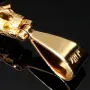 Exklusiver handgefertigter Kreuzanhänger aus 750er (18 Karat) Gold im kunstvollen Baumast-Optik mit sechs edlen Smaragden von ca. 1,3 ct. Gesamtgewicht