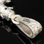 Rustikaler Kreuzanhänger im Ast-Design, handgearbeitet und mit 6 leuchtenden Smaragden (ca. 1,35 ct. gesamt) in außergewöhnlichen Krappenfassungen veredelt (950er Silber)