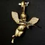 Hochwertig und detailliert gearbeiteter Engel-Anhänger mit Maschinengewehr - Schutzengel-Anhänger aus 14k (585er) Gelbgold und Zirkonia