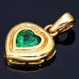 Anhänger aus 750er (18K) Gelbgold bestückt mit aufwendig geschliffenem Smaragd in Herzform aus den Anden Kolumbiens