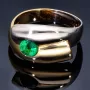 Eleganter Bicolor Damenring in Weiß- und Gelbgold (18K 750er) mit einem runden kolumbianischen Smaragd