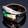 Eleganter Bicolor Damenring in Weiß- und Gelbgold (18K 750er) mit einem runden kolumbianischen Smaragd