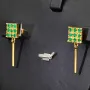 Aparte, hängende Ohrringe mit 18 kleinen kolumbianischen Smaragden in 18K / 750 Gold gefasst