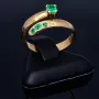 Außergewöhnlicher Solitär -Schlangen Ring bestückt mit insgesamt 4 runden dunkel grasgrünen Smaragden in 18K / 750 Gelbgold, hergestellt in Handarbeit