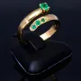Außergewöhnlicher Solitär -Schlangen Ring bestückt mit insgesamt 4 runden dunkel grasgrünen Smaragden in 18K / 750 Gelbgold, hergestellt in Handarbeit