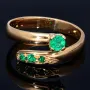 Außergewöhnlicher Solitär -Schlangen Ring bestückt mit insgesamt 4 runden dunkel grasgrünen Smaragden in 18K / 750 Gelbgold, hergestellt in Handarbeit