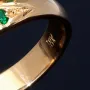 Außergewöhnlicher Solitär -Schlangen Ring bestückt mit insgesamt 4 runden dunkel grasgrünen Smaragden in 18K / 750 Gelbgold, hergestellt in Handarbeit