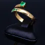 Außergewöhnlicher Solitär -Schlangen Ring bestückt mit insgesamt 4 runden dunkel grasgrünen Smaragden in 18K / 750 Gelbgold, hergestellt in Handarbeit