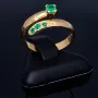 Außergewöhnlicher Solitär -Schlangen Ring bestückt mit insgesamt 4 runden dunkel grasgrünen Smaragden in 18K / 750 Gelbgold, hergestellt in Handarbeit