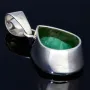 In Tropfenform facettierter Smaragdkristall von 10,1 Karat in 950 Silber gefasst