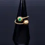 Außergewöhnlicher Designer Ring mit 2 runden, kolumbianischen Smaragden von insgesamt ca. 0,3ct. (RG ca. 53-55)