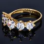 Funkelnder Ring aus 585 / 14K Gold für Damen mit 5 großen, leuchtenden Zirkonia (Diamantimitationen im Brillantschliff) bestückt (ca. 56-57 RG)