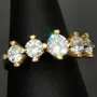Funkelnder Ring aus 585 / 14K Gold für Damen mit 5 großen, leuchtenden Zirkonia (Diamantimitationen im Brillantschliff) bestückt (ca. 56-57 RG)