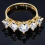 Funkelnder Ring aus 585 / 14K Gold für Damen mit 5 großen, leuchtenden Zirkonia (Diamantimitationen im Brillantschliff) bestückt (ca. 56-57 RG)