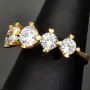 Funkelnder Ring aus 585 / 14K Gold für Damen mit 5 großen, leuchtenden Zirkonia (Diamantimitationen im Brillantschliff) bestückt (ca. 56-57 RG)