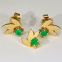 Originelles Set bestehend aus Ohrsteckern und Anhänger aus 750 / 18K Gold mit eingefassten Smaragden in exotischem Blatt - Design