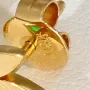 Originelles Set bestehend aus Ohrsteckern und Anhänger aus 750 / 18K Gold mit eingefassten Smaragden in exotischem Blatt - Design