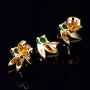 Originelles Set bestehend aus Ohrsteckern und Anhänger aus 750 / 18K Gold mit eingefassten Smaragden in exotischem Blatt - Design