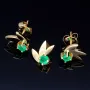 Originelles Set bestehend aus Ohrsteckern und Anhänger aus 750 / 18K Gold mit eingefassten Smaragden in exotischem Blatt - Design