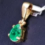 Leuchtend intensiv tannengrüner Smaragdtropfen - Anhänger in 18K / 750 Gelbgold gefasst