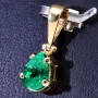Smaragd - Anhänger - Tannengrüner Smaragdtropfen von hoher Qualität aus Kolumbien von ca. 0,78ct in 18K / 750 Gelbgold gefasst