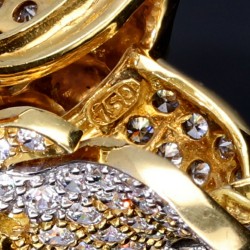 Prunkvoller Damenring mit sehr vielen eingefassten Zirkoniasteinen in hochwertigem 750er 18 Karat Gold in Größe 57-58 mit Eyecatcher-Effekt