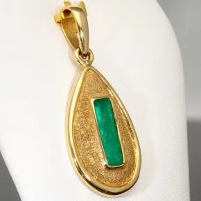 handgearbeiteter kolumbianischer Smaragdanhänger aus 750er (18k) Gelbgold mit 1,2 Karat Smaragd