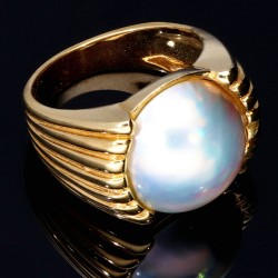 Faszinierender Gold - Ring für Damen bestückt mit einer großen Mabé-Zuchtperle in 18K / 750 Gelbgold - RG: ca. 55