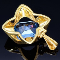 Geschmackvoller Anhänger aus edlem 585 / 14K Gold mit einem großen, hellblauen Topas-Stein bestückt