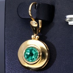 Handgearbeitete, einzigartige Ohrringe in hochwertigem 18K / 750 Gold mit imposanten, kolumbianischen Smaragden bestückt (ca. 2,46 ct. gesamt)